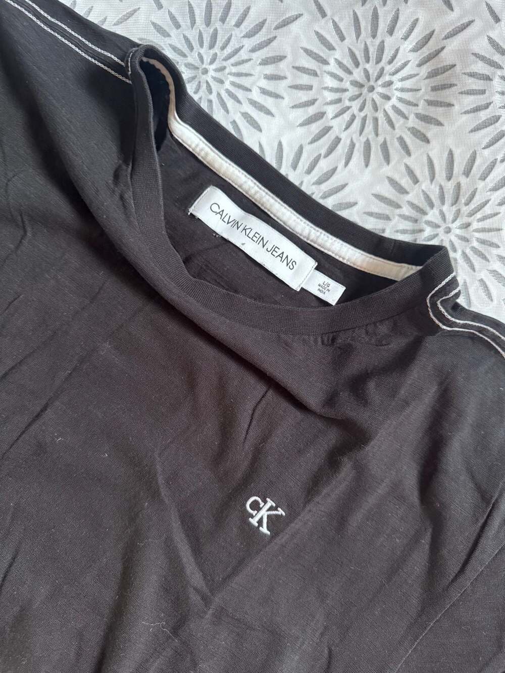 Calvin Klein Jeans Women's Crew Neck T-Shirt with Logo and Shoulder Detail